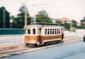 Carro Eléctrico na Avenida da Boavista